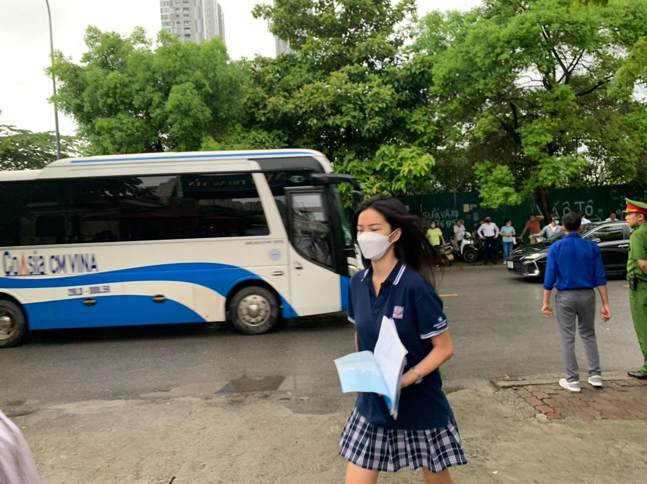 Thí sinh 'thở phào' khi hoàn thành bài thi tổ hợp, cập nhật giải đề 6 môn thi ảnh 5