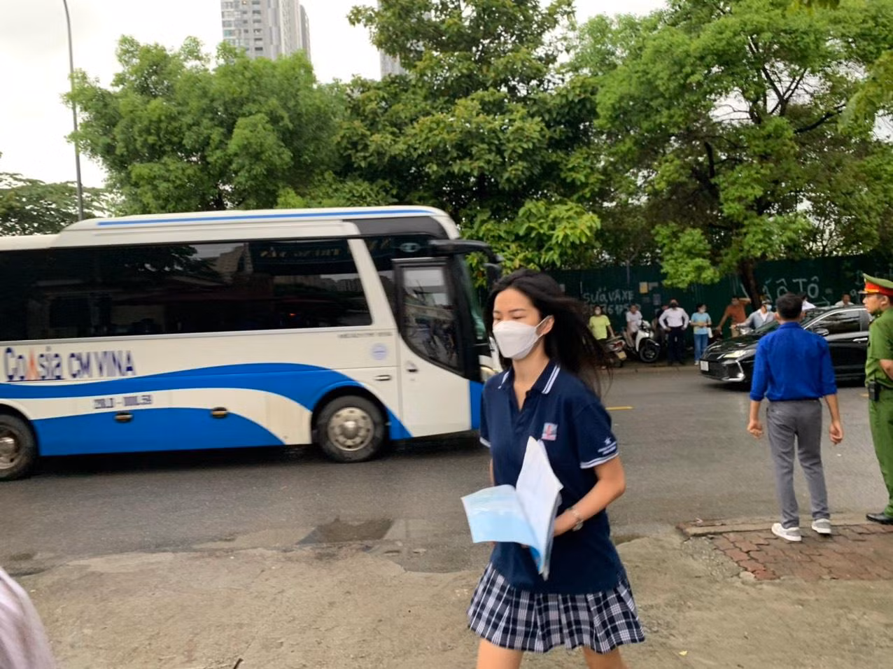 Thí sinh 'thở phào' khi hoàn thành bài thi tổ hợp, cập nhật giải đề 6 môn thi ảnh 5