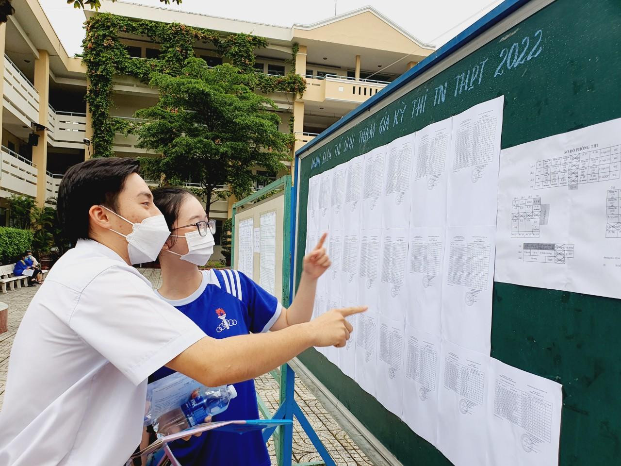 Thi sinh đo thân nhiệt và tìm số phòng tại sân trường