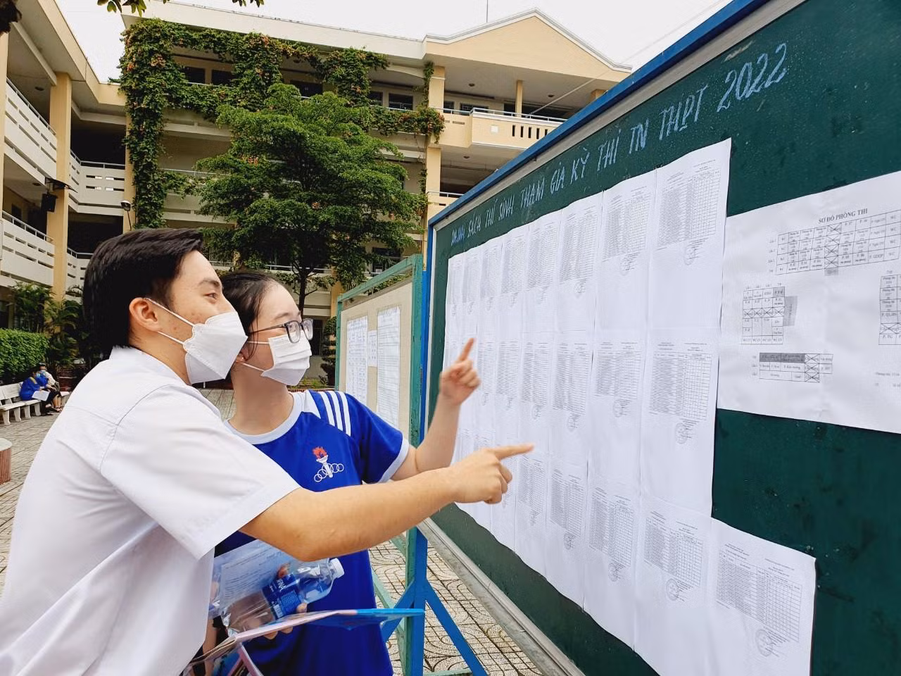 Thi sinh đo thân nhiệt và tìm số phòng tại sân trường