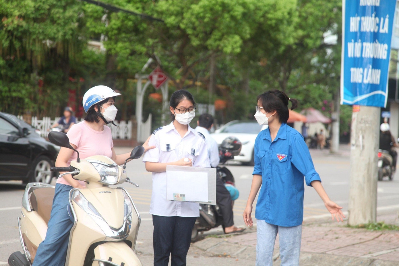 Thí sinh tự tin thi xong Ngữ Văn, cập nhật giải đề ảnh 53