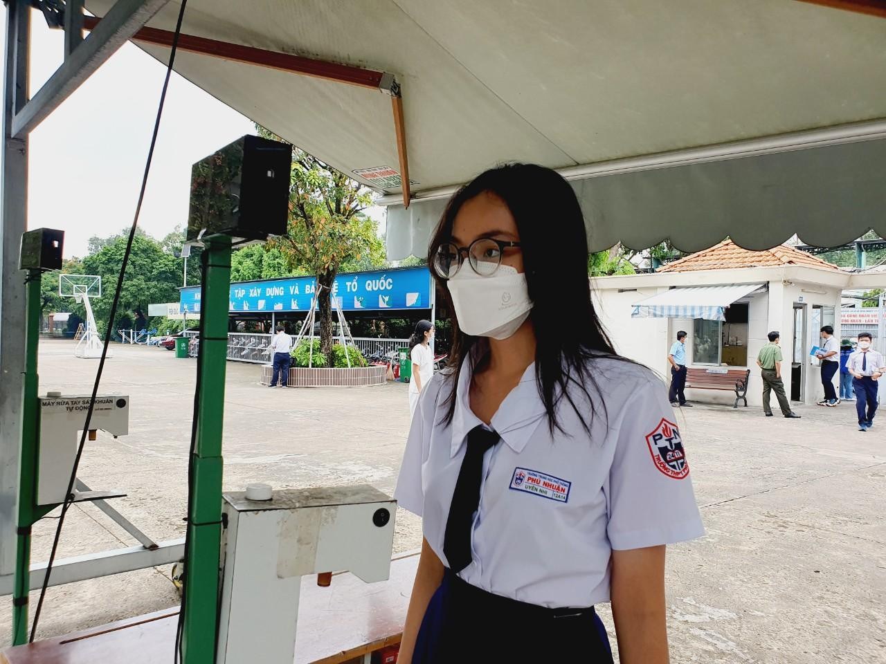 Thí sinh 'thở phào' khi hoàn thành bài thi tổ hợp, cập nhật giải đề 6 môn thi ảnh 13