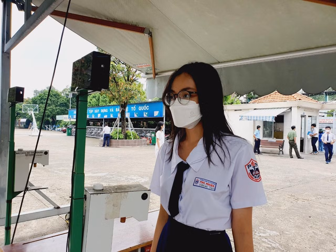 Thí sinh 'thở phào' khi hoàn thành bài thi tổ hợp, cập nhật giải đề 6 môn thi ảnh 13