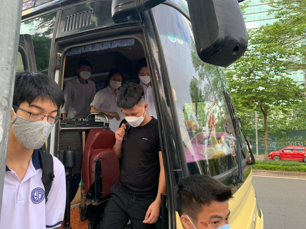 Nhiều thí sinh đi thì bằng xe tuyến của trường