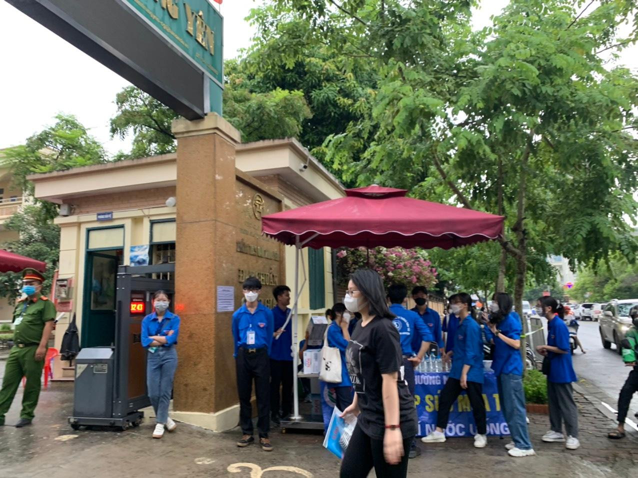 Thí sinh 'thở phào' khi hoàn thành bài thi tổ hợp, cập nhật giải đề 6 môn thi ảnh 9