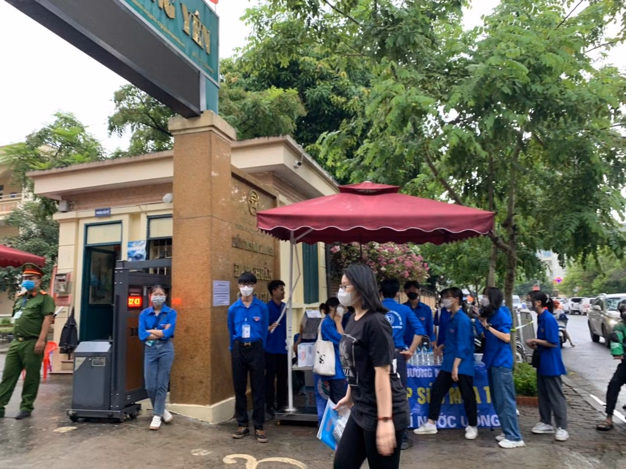 Thí sinh 'thở phào' khi hoàn thành bài thi tổ hợp, cập nhật giải đề 6 môn thi ảnh 9