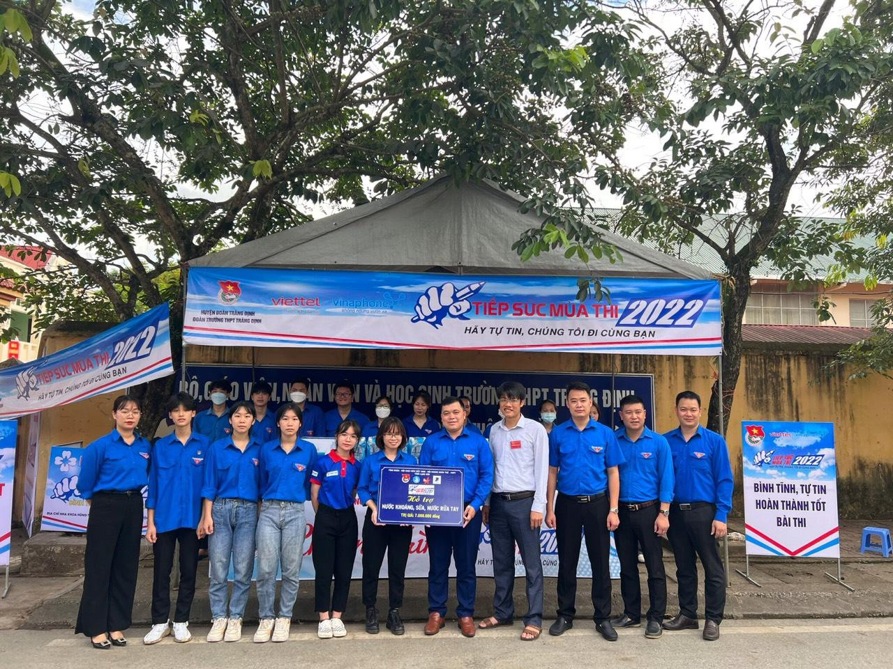 Phó Bí thư thường trực Tỉnh đoàn Lạng Sơn Lăng Văn Chí, tặng quà hỗ trợ đội hình " Tiếp sức mùa thi"