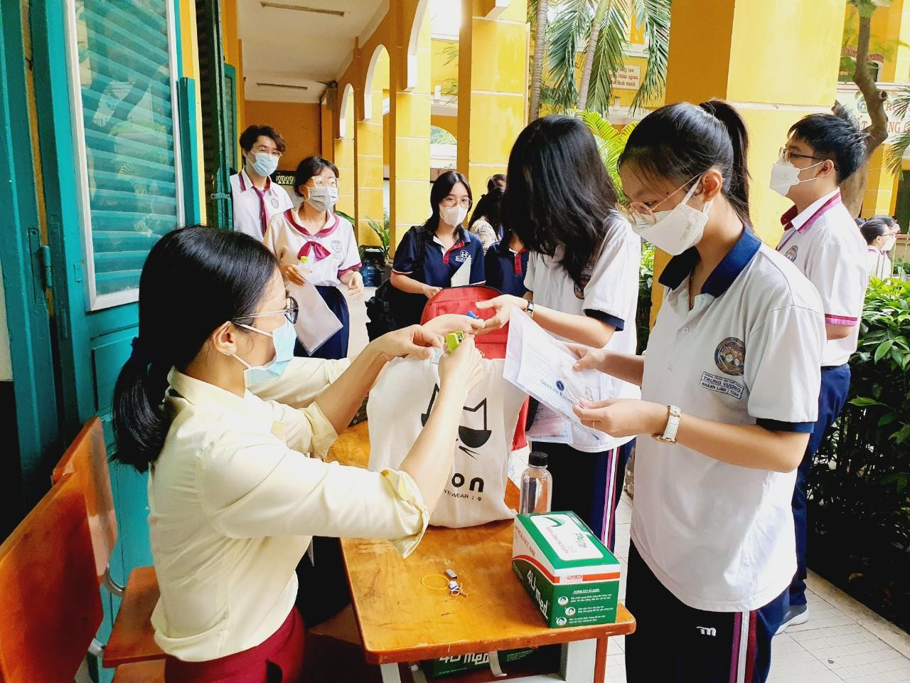 Thí sinh tự tin thi xong Ngữ Văn, cập nhật giải đề ảnh 14