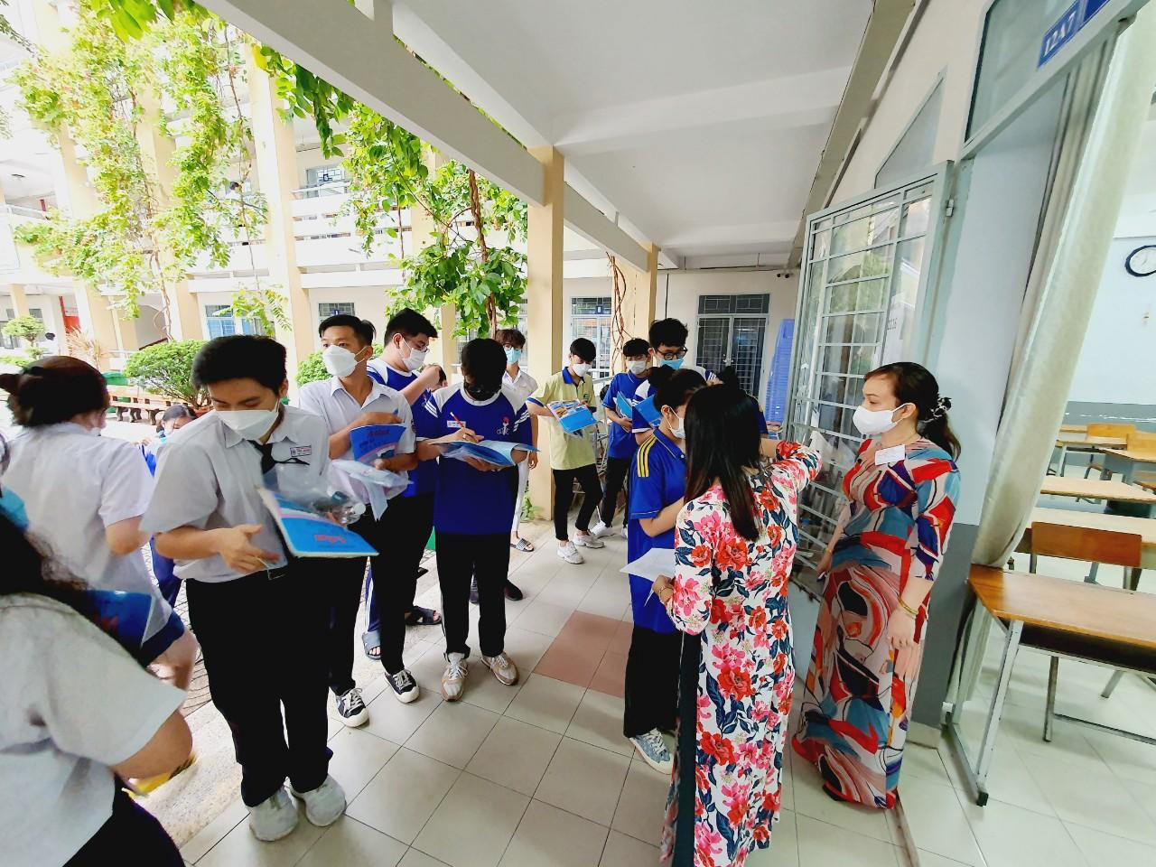 Thí sinh 'thở phào' khi hoàn thành bài thi tổ hợp, cập nhật giải đề 6 môn thi ảnh 25