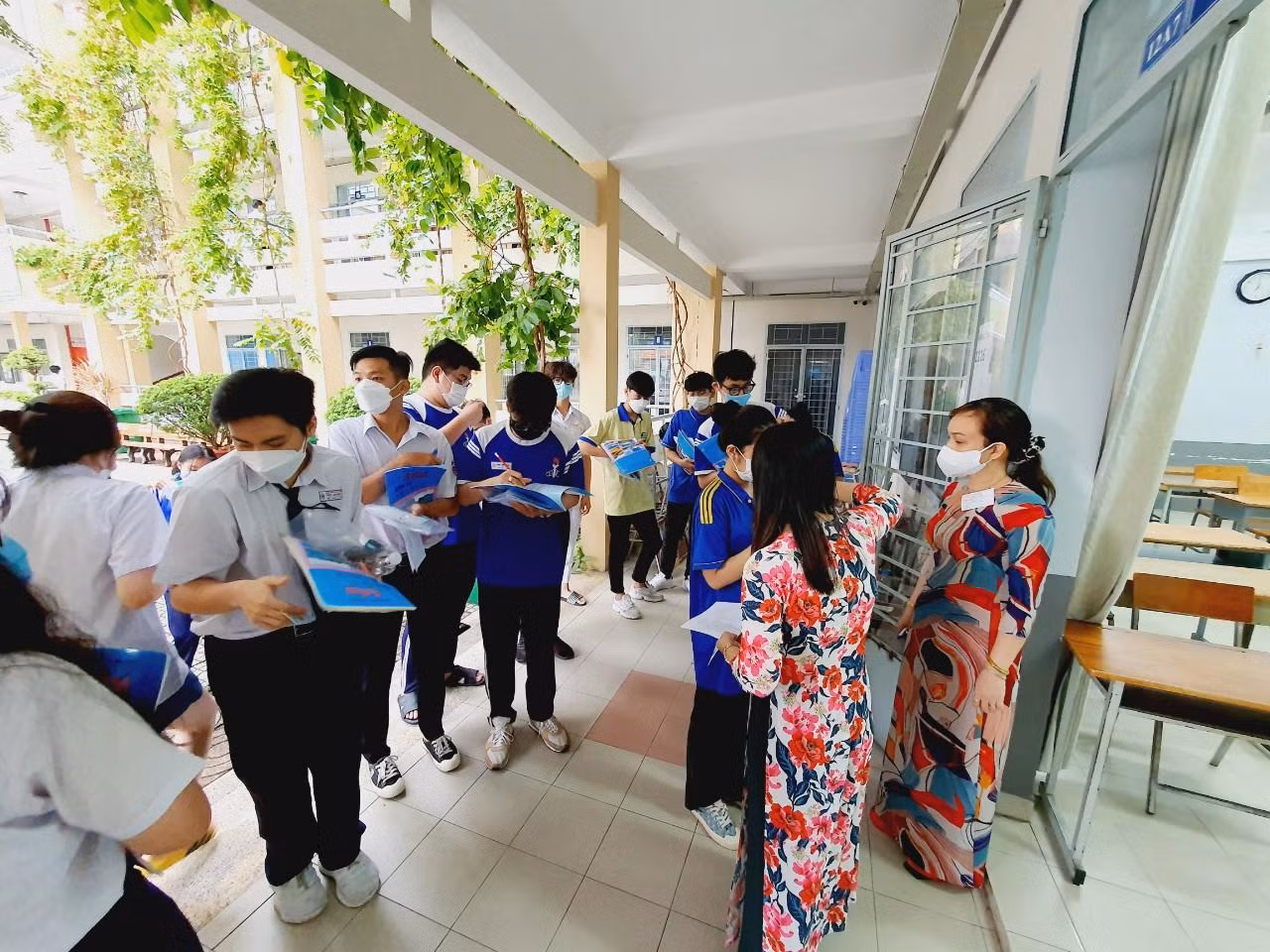 Thí sinh 'thở phào' khi hoàn thành bài thi tổ hợp, cập nhật giải đề 6 môn thi ảnh 25
