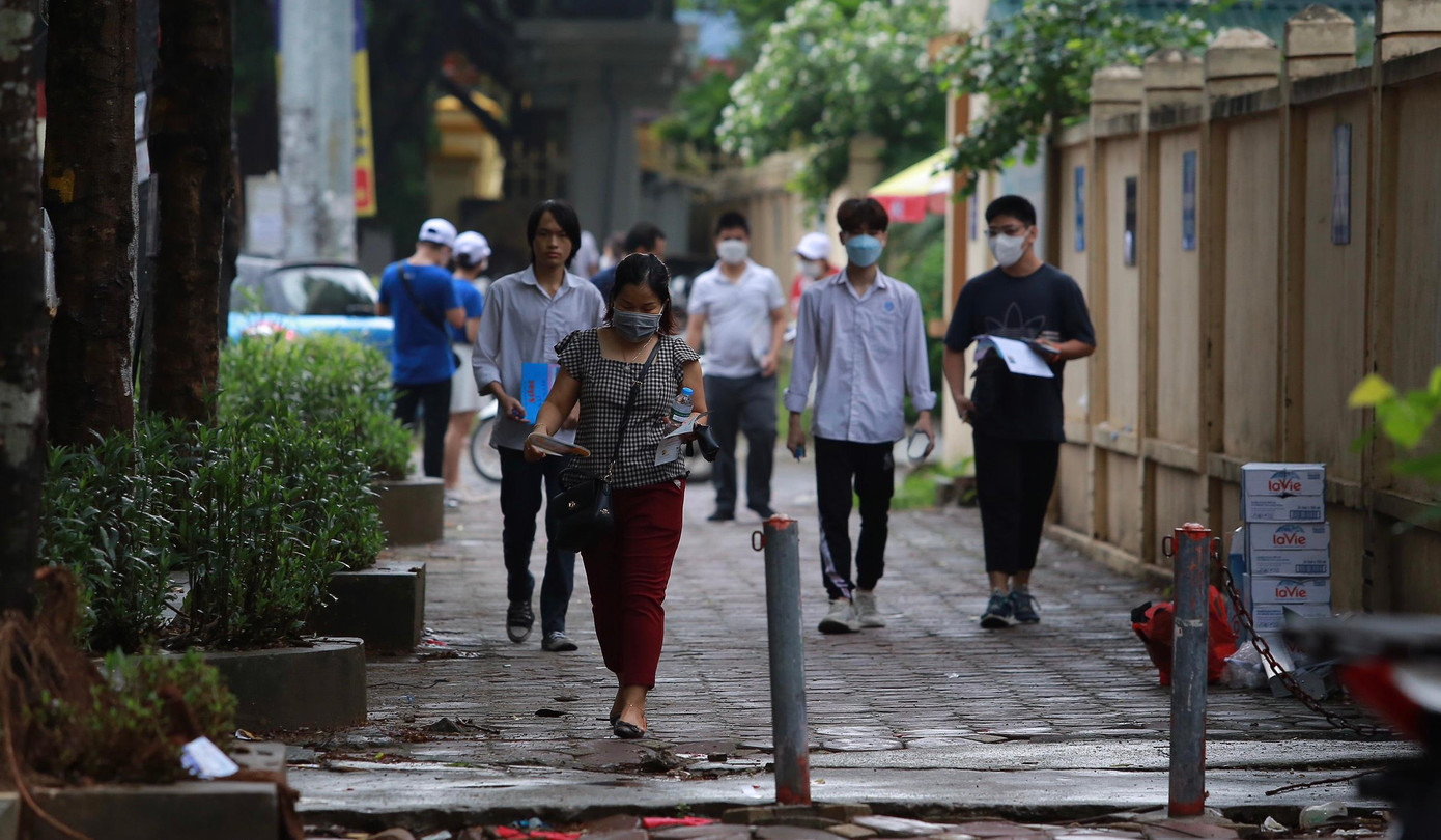 Thí sinh 'thở phào' khi hoàn thành bài thi tổ hợp, cập nhật giải đề 6 môn thi ảnh 16