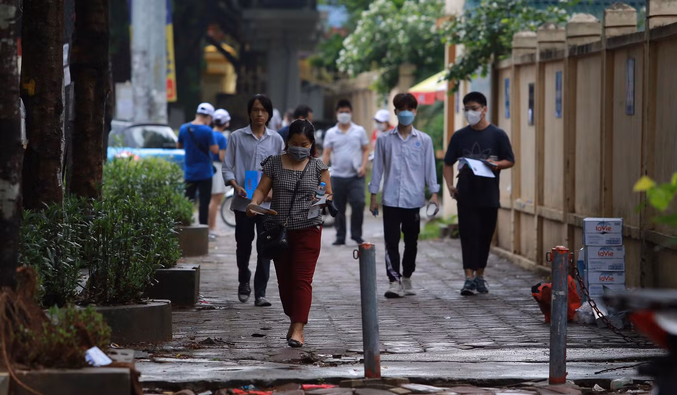 Thí sinh 'thở phào' khi hoàn thành bài thi tổ hợp, cập nhật giải đề 6 môn thi ảnh 16