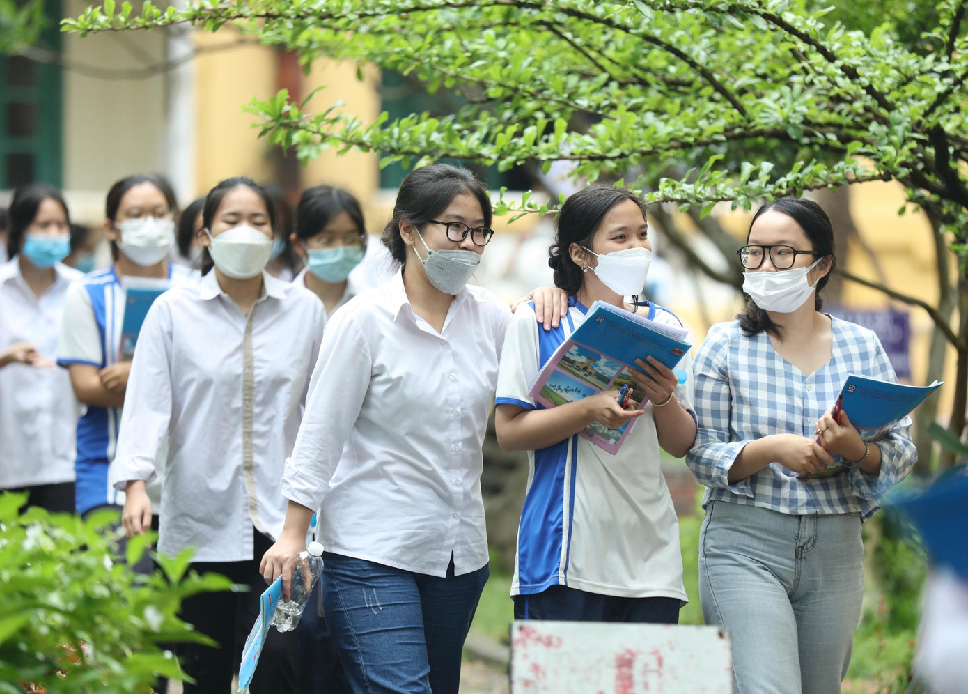 Thí sinh 'thở phào' khi hoàn thành bài thi tổ hợp, cập nhật giải đề 6 môn thi ảnh 59