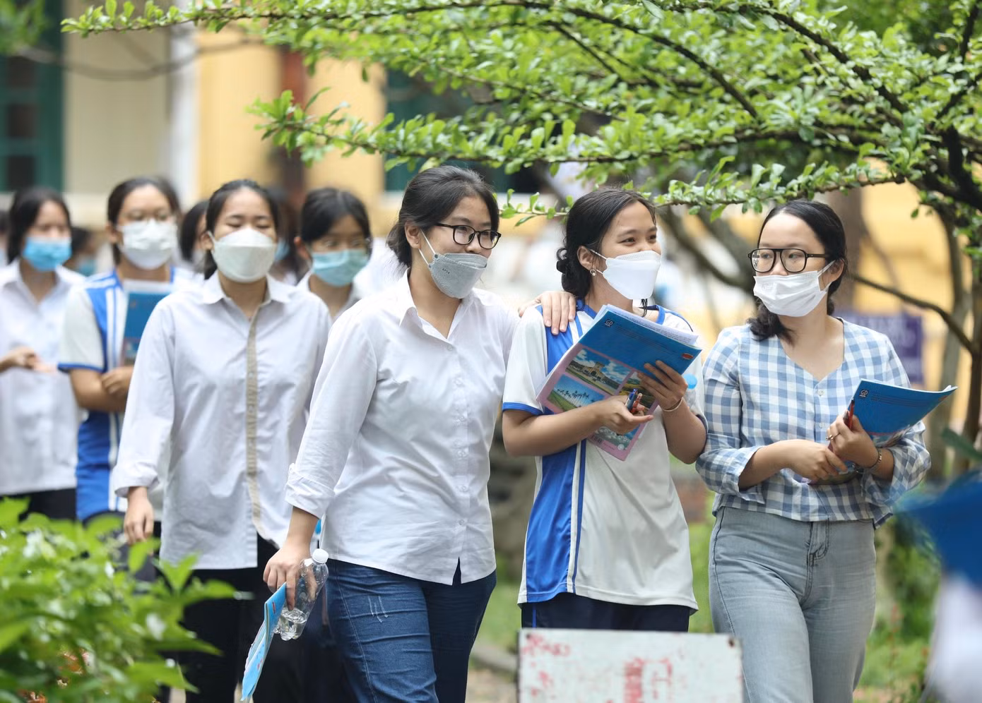 Thí sinh 'thở phào' khi hoàn thành bài thi tổ hợp, cập nhật giải đề 6 môn thi ảnh 59