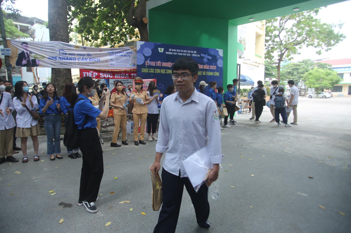 Tại điểm thi trường Phan Huy Chú, Hà Nội. Ảnh Duy Phạm