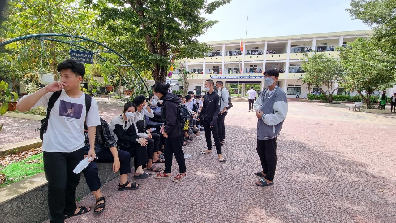 CẬP NHẬT: Hơn 1 triệu thí sinh háo hức làm thủ tục thi tốt nghiệp THPT 2022 ảnh 28 CẬP NHẬT: Hơn 1 triệu thí sinh háo hức làm thủ tục thi tốt nghiệp THPT 2022 ảnh 28
