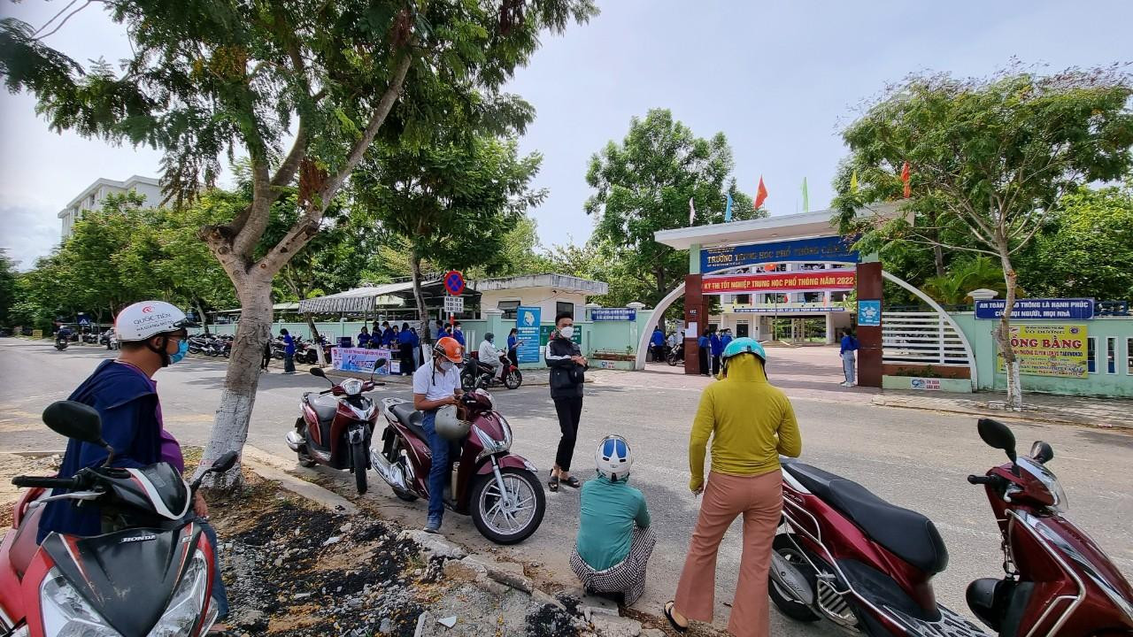 Ảnh: Thí sinh đến làm thủ tục dự thi tại trường THPT Cẩm Lệ trong thời tiết nắng nóng Ảnh: Thí sinh đến làm thủ tục dự thi tại trường THPT Cẩm Lệ trong thời tiết nắng nóng