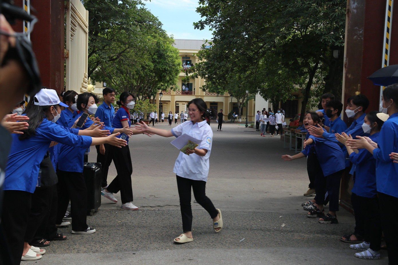 Thí sinh tự tin thi xong Ngữ Văn, cập nhật giải đề ảnh 107