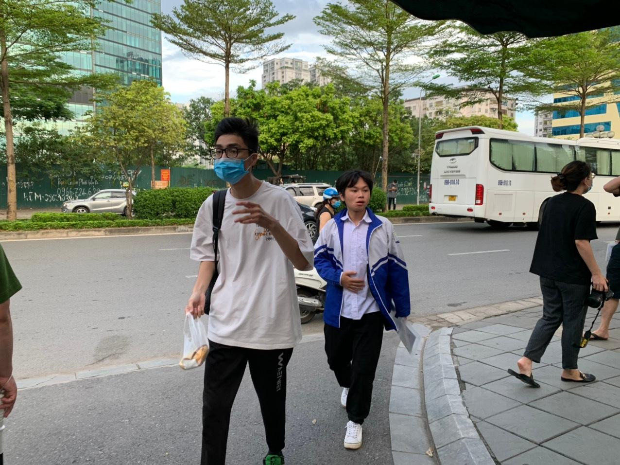 Ăn tạm bánh mỳ trước khi vào phòng thi