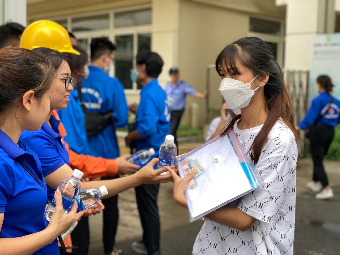 TNV phát nước cho thí sinh