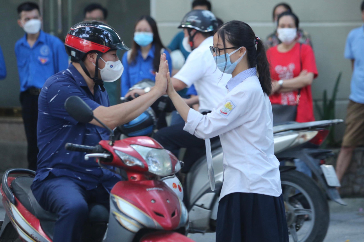 Thí sinh tự tin thi xong Ngữ Văn, cập nhật giải đề ảnh 42