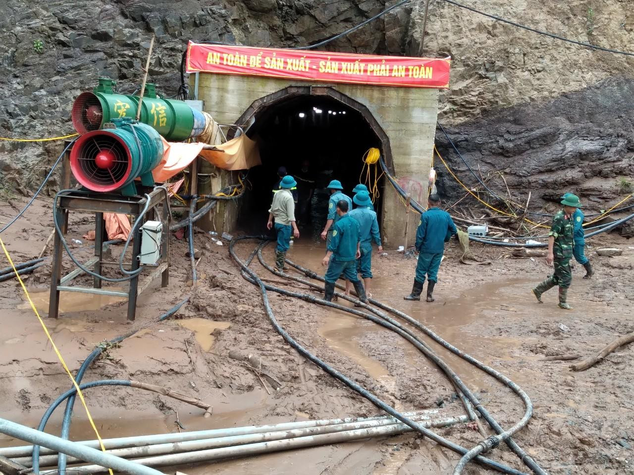 Lực lượng công an, quân đội hối hả hút nước tìm cách tiếp cận người mắc kẹt