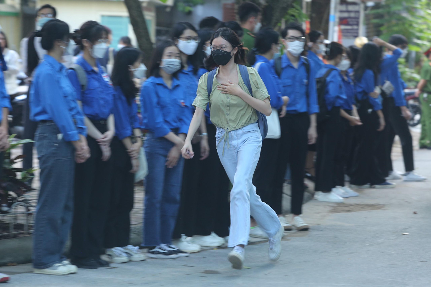 Thí sinh tự tin thi xong Ngữ Văn, cập nhật giải đề ảnh 39