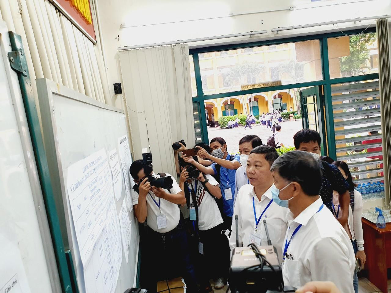 Thí sinh tự tin thi xong Ngữ Văn, cập nhật giải đề ảnh 9