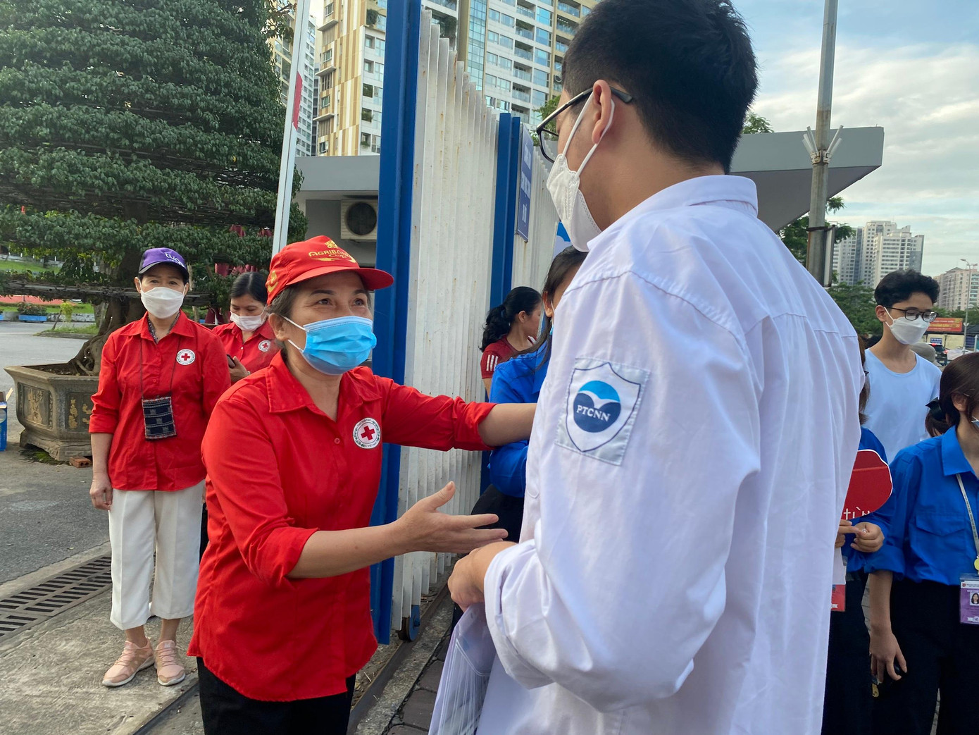 Thí sinh tự tin thi xong Ngữ Văn, cập nhật giải đề ảnh 43