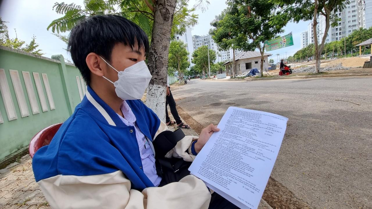 Thí sinh 'thở phào' khi hoàn thành bài thi tổ hợp, cập nhật giải đề 6 môn thi ảnh 65