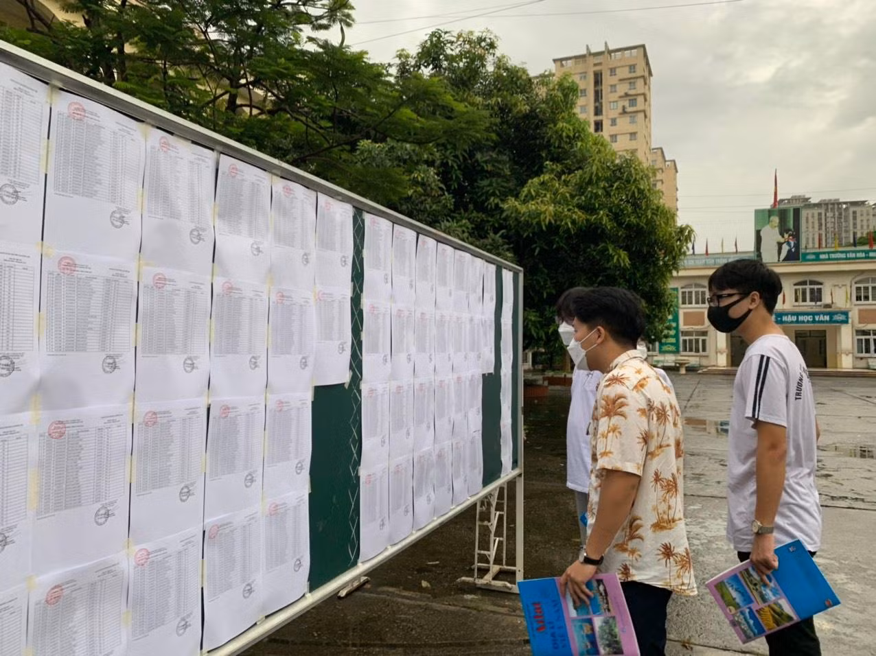 Thí sinh 'thở phào' khi hoàn thành bài thi tổ hợp, cập nhật giải đề 6 môn thi ảnh 7