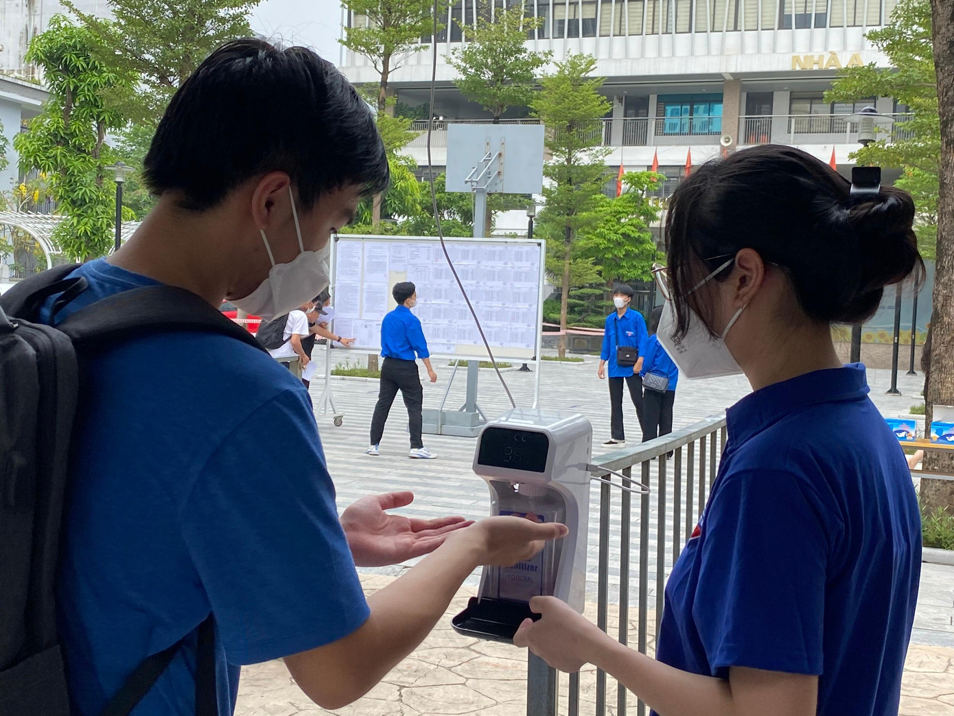 Ảnh Hà Linh. Chụp tại điểm thi Trường THCS Kim Giang, quận Thanh Xuân (Hà Nội) Ảnh Hà Linh. Chụp tại điểm thi Trường THCS Kim Giang, quận Thanh Xuân (Hà Nội)