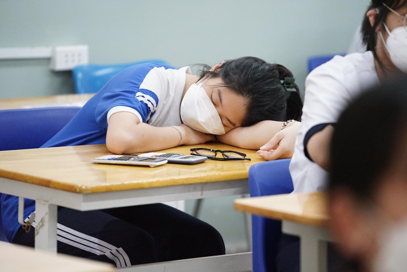 Nhiều thí sinh tranh thủ chợp mắt trước giờ làm bài thi Nhiều thí sinh tranh thủ chợp mắt trước giờ làm bài thi