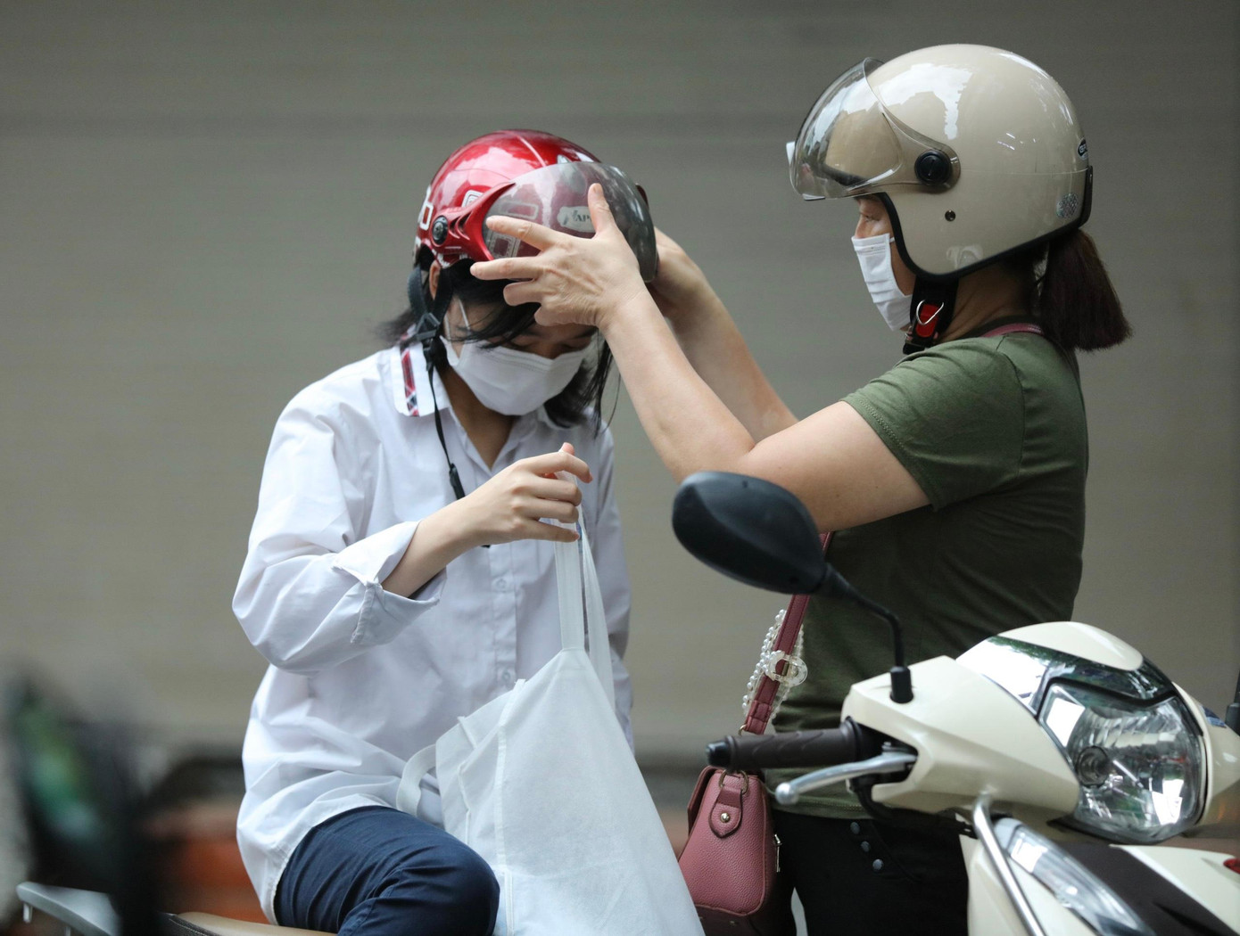 Thí sinh 'thở phào' khi hoàn thành bài thi tổ hợp, cập nhật giải đề 6 môn thi ảnh 19