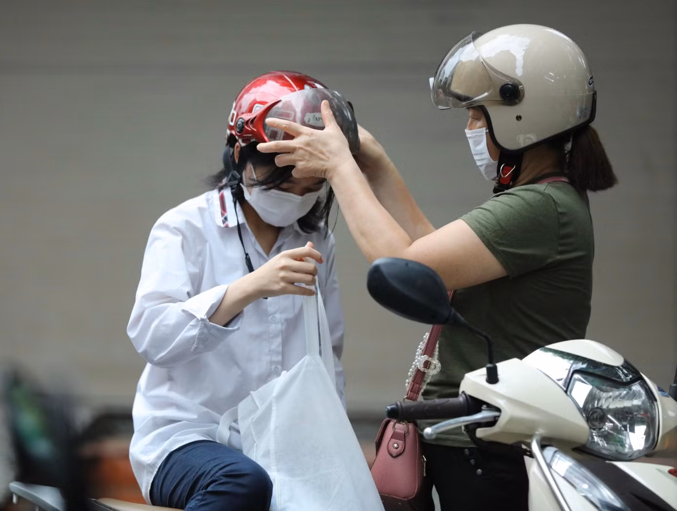 Thí sinh 'thở phào' khi hoàn thành bài thi tổ hợp, cập nhật giải đề 6 môn thi ảnh 19