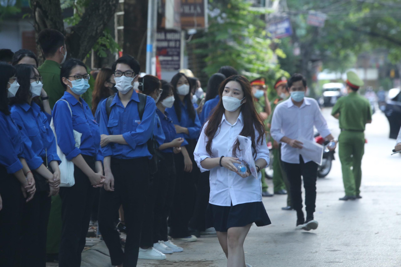 Thí sinh tự tin thi xong Ngữ Văn, cập nhật giải đề ảnh 40