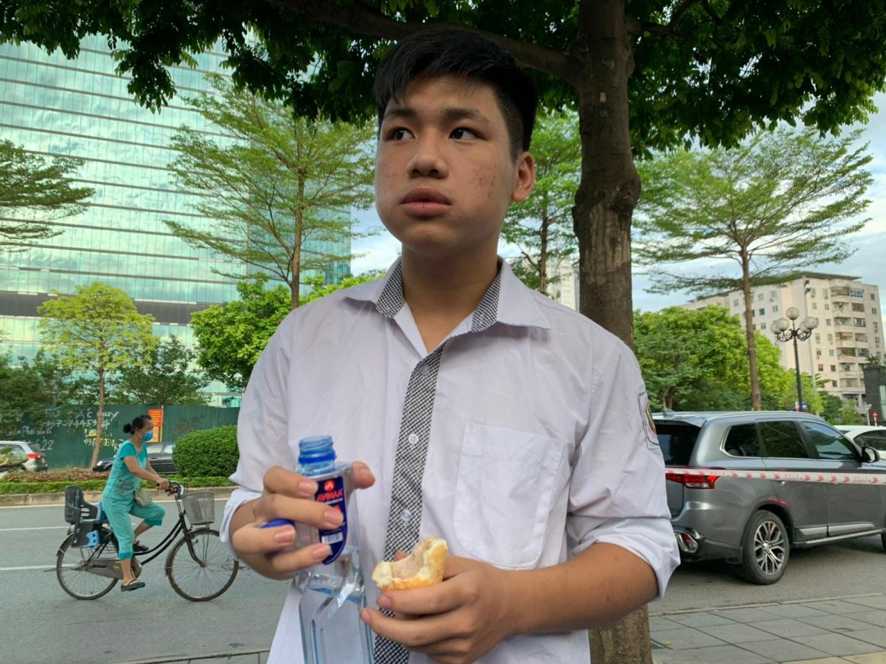 “Em chỉ mong sáng nay làm bài đạt điểm để đủ đỗ tốt nghiệp sau đó em học nghề và đi làm luôn”- Nam chia sẻ.