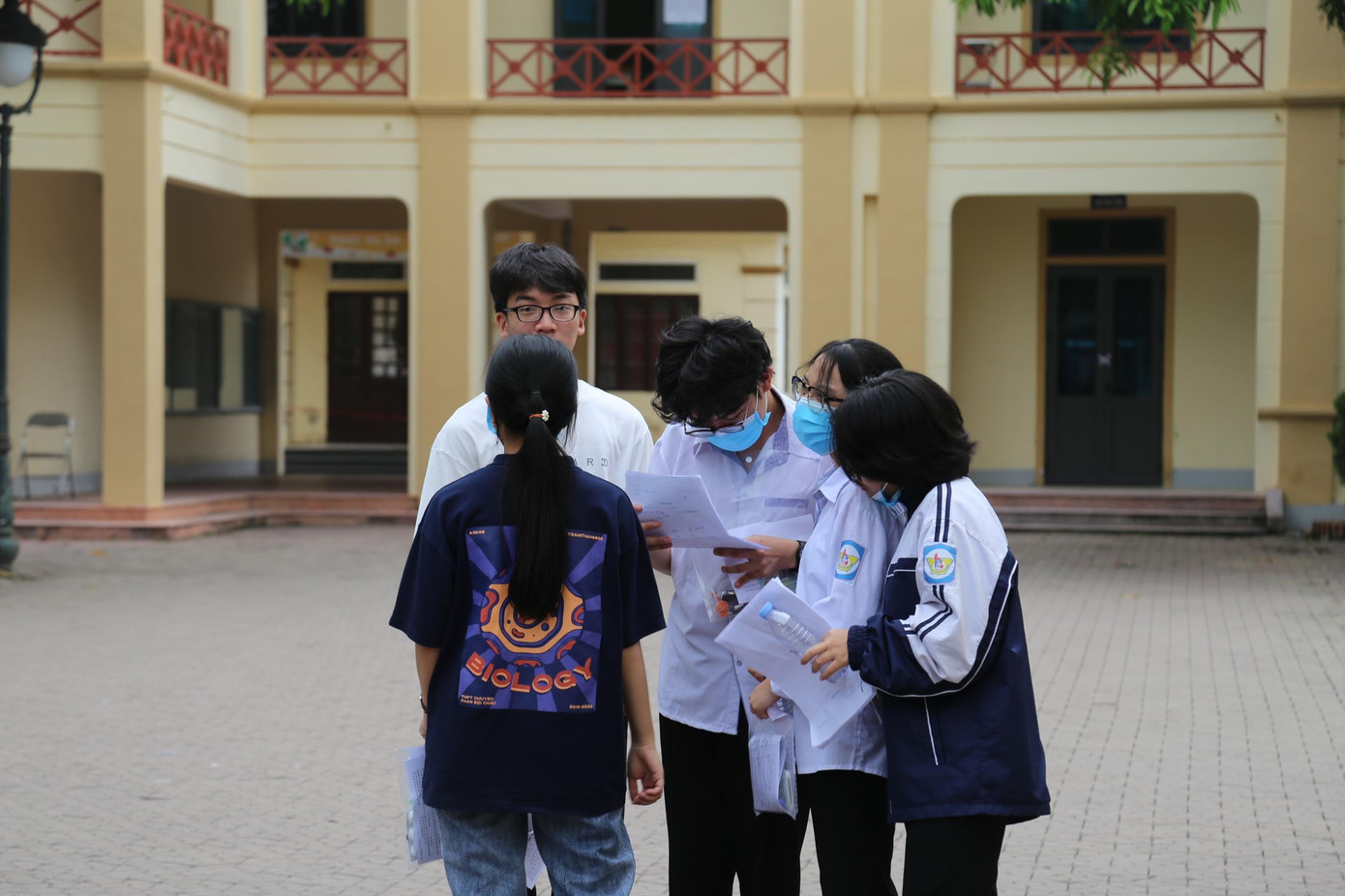 Thí sinh 'thở phào' khi hoàn thành bài thi tổ hợp, cập nhật giải đề 6 môn thi ảnh 68