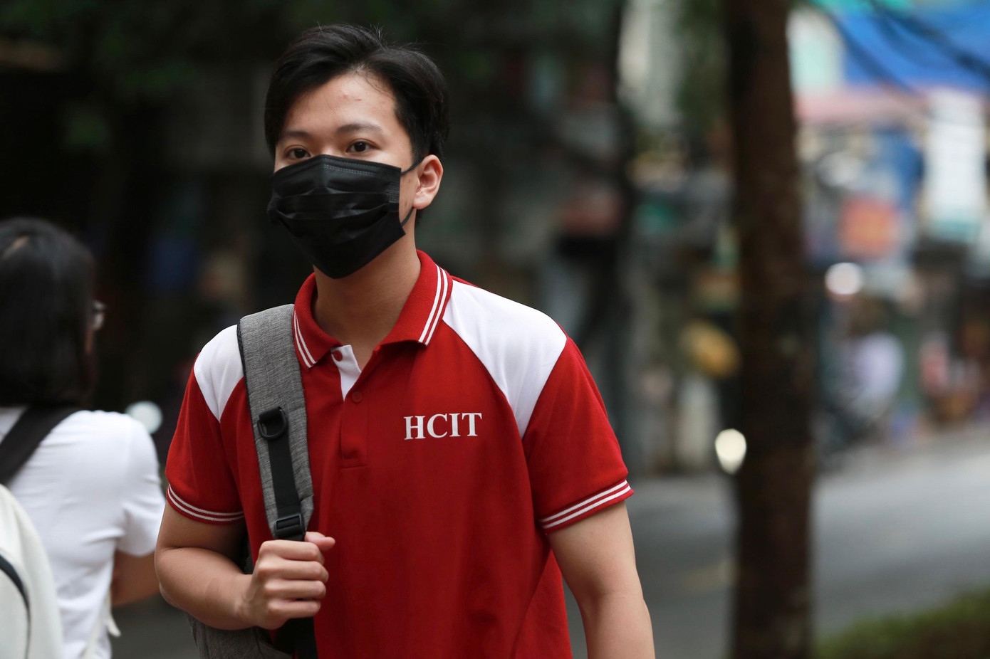 Thí sinh 'thở phào' khi hoàn thành bài thi tổ hợp, cập nhật giải đề 6 môn thi ảnh 15