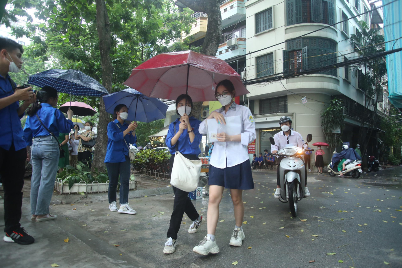 Ảnh: Tình nguyên viên hỗ trợ che ô cho thí sinh. Ảnh: Duy Phạm Ảnh: Tình nguyên viên hỗ trợ che ô cho thí sinh. Ảnh: Duy Phạm