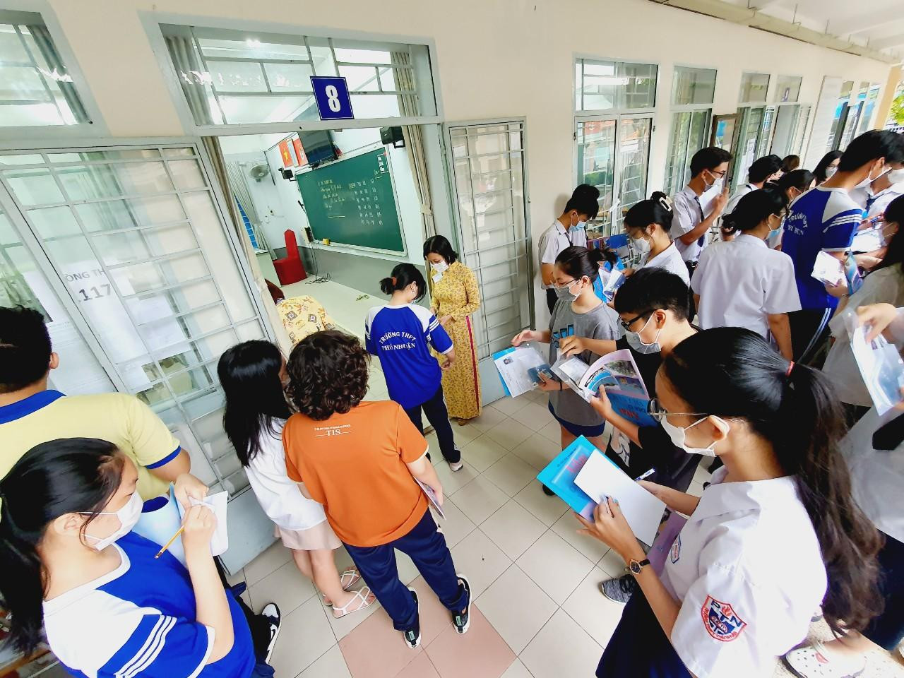 Thí sinh 'thở phào' khi hoàn thành bài thi tổ hợp, cập nhật giải đề 6 môn thi ảnh 24