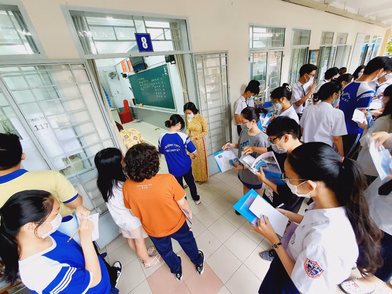 Thí sinh 'thở phào' khi hoàn thành bài thi tổ hợp, cập nhật giải đề 6 môn thi ảnh 24