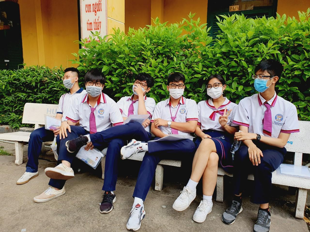 Tại điểm thi trường THPT Trưng Vương, dù chỉ mới 6h30 nhưng đã rất đông thí sinh đến trường.