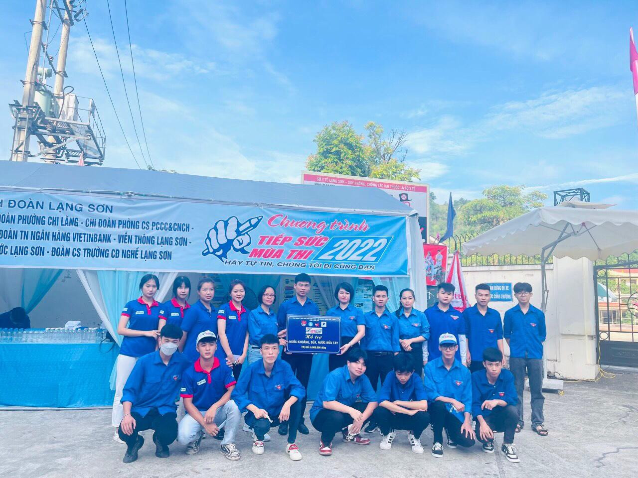 Chị Lê Thuỳ Dung, Phó bí thư Tỉnh đoàn kiểm tra, hỗ trợ các điểm thi ở huyện Chi Lăng và thành phố Lạng Sơn - ảnh: Duy Chiến