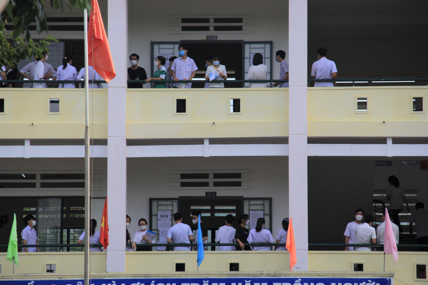 Thí sinh 'thở phào' khi hoàn thành bài thi tổ hợp, cập nhật giải đề 6 môn thi ảnh 29