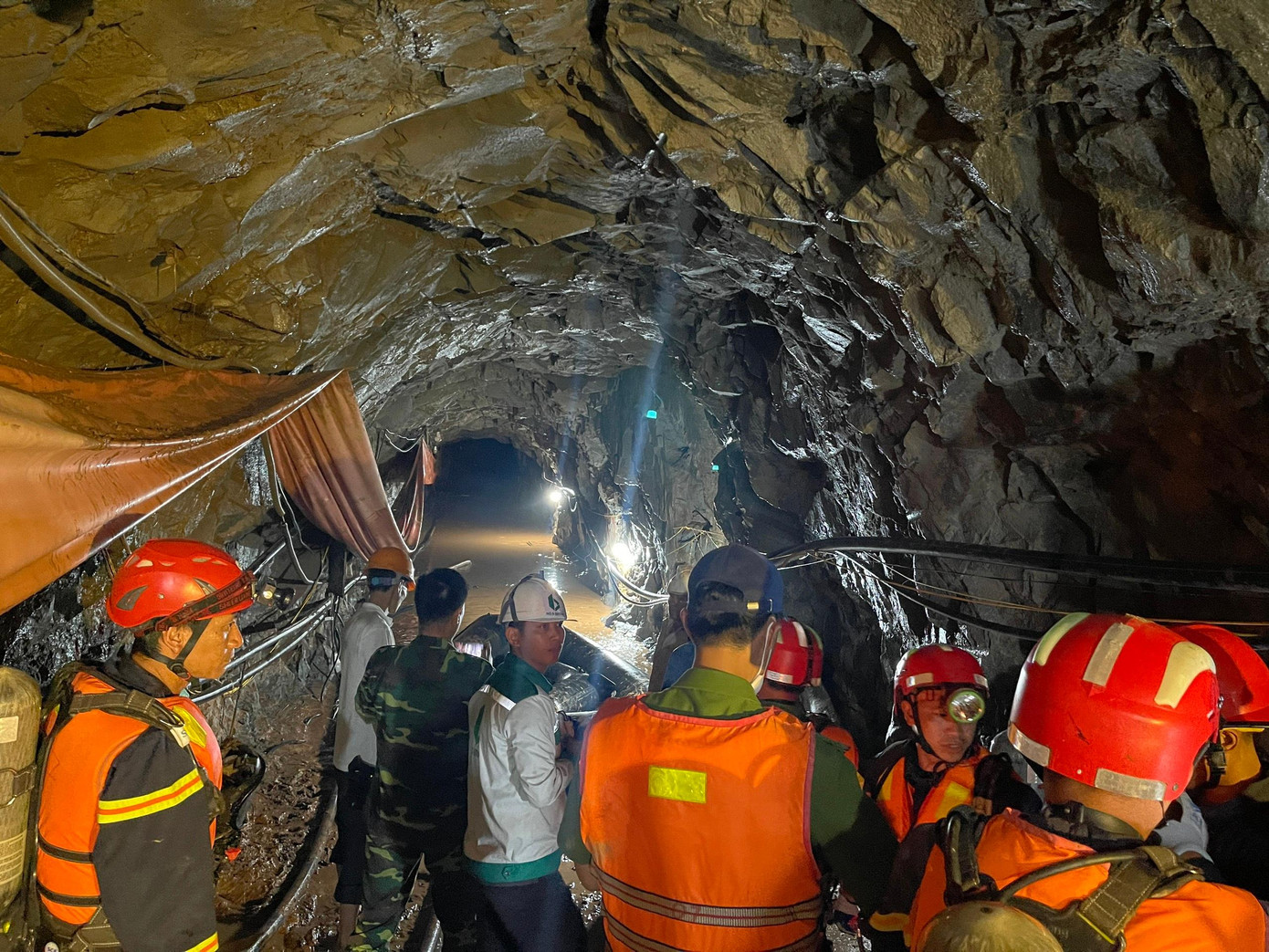 Đội cứu hộ được trang bị bình dưỡng khí, dùng xuồng cao su để tiếp cận người gặp nạn