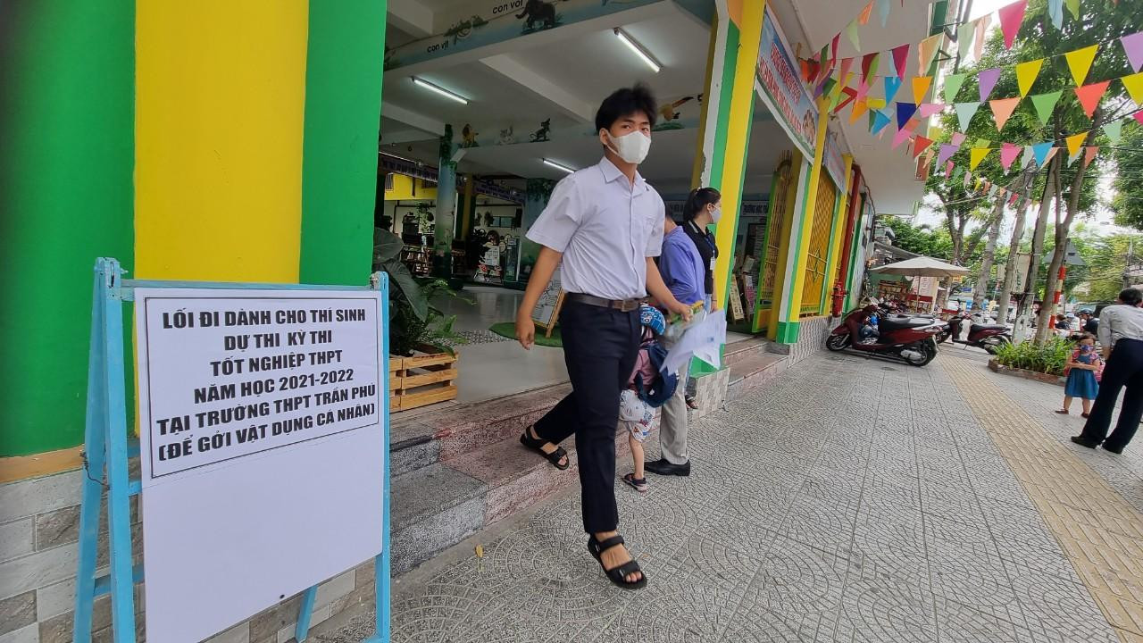 Thí sinh tự tin thi xong Ngữ Văn, cập nhật giải đề ảnh 48