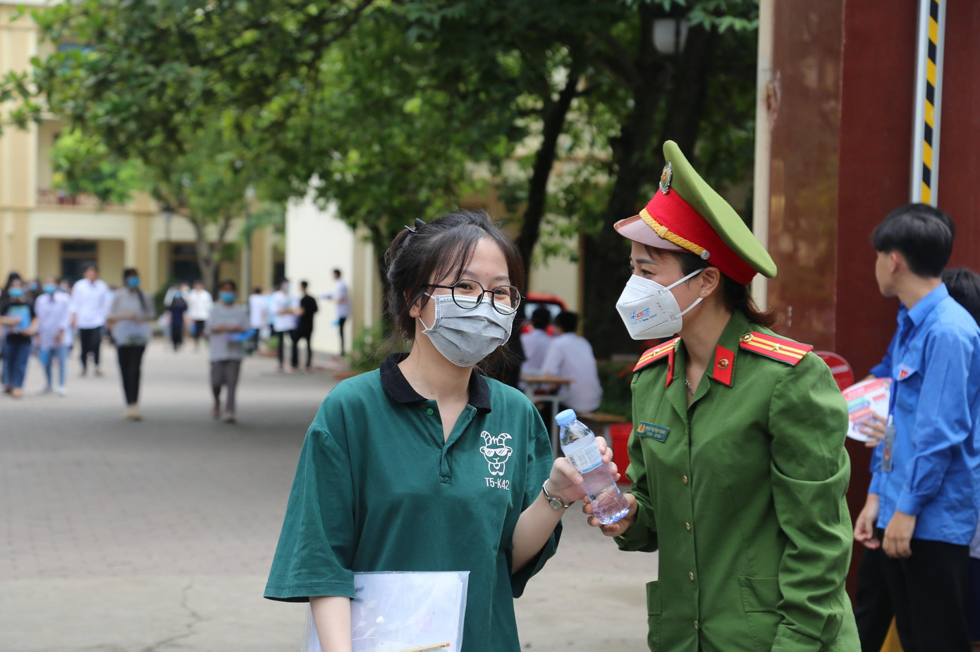 Thí sinh 'thở phào' khi hoàn thành bài thi tổ hợp, cập nhật giải đề 6 môn thi ảnh 67