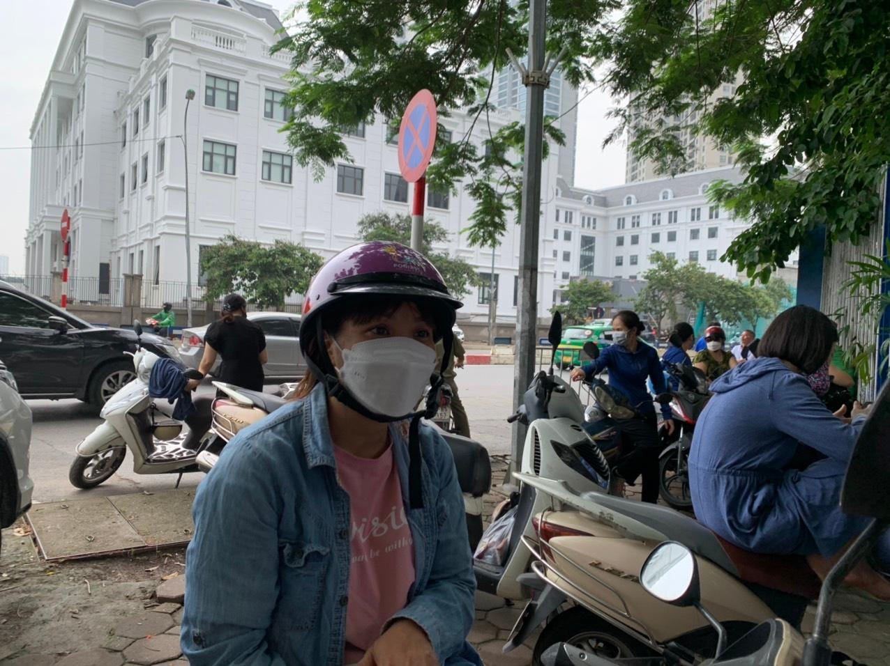 Chị Bình đợi con ngoài cổng trường trong lúc làm thủ tục dự thi Chị Bình đợi con ngoài cổng trường trong lúc làm thủ tục dự thi