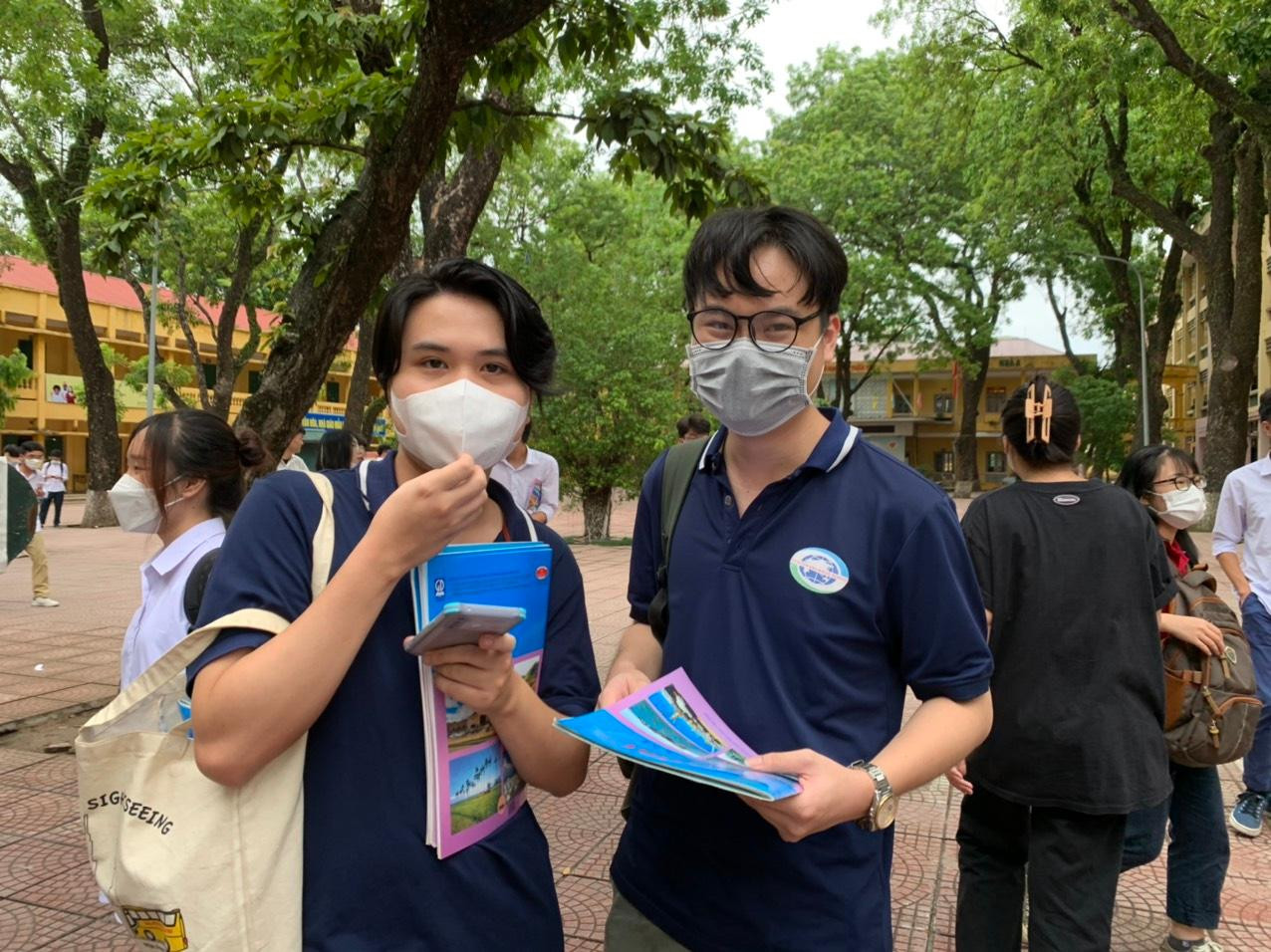 Thí sinh 'thở phào' khi hoàn thành bài thi tổ hợp, cập nhật giải đề 6 môn thi ảnh 64